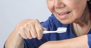 Kesehatan Gigi pada Lansia Tantangan dan Solusinya